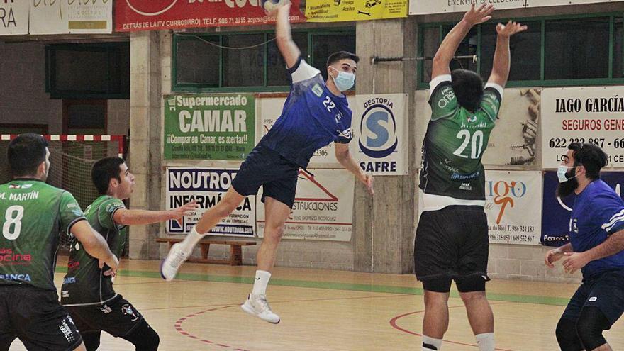 Abel Diz lanza a puerta en una acción del duelo Bueu Atlético-Lavadores.