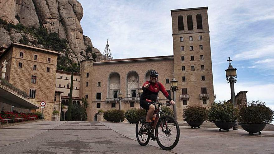 Un ciclista pedalant gairebé en solitari per Montserrat, diumenge de la setmana passada