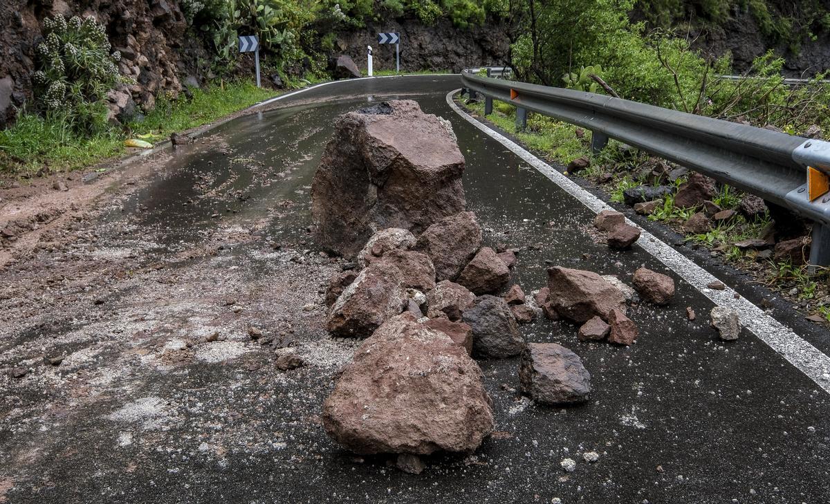 Desprendimientos de rocas en la carretera de Acusa.