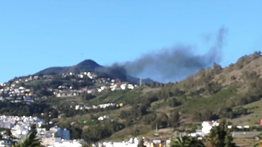 El incendio de una guagua hace peligrar el monte de Teror