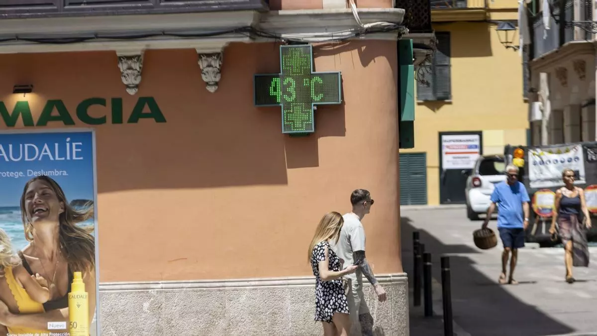 A la caza de la sombra en una Palma asfixiada por el calor: "He salido cinco minutos y ya estoy sudando"
