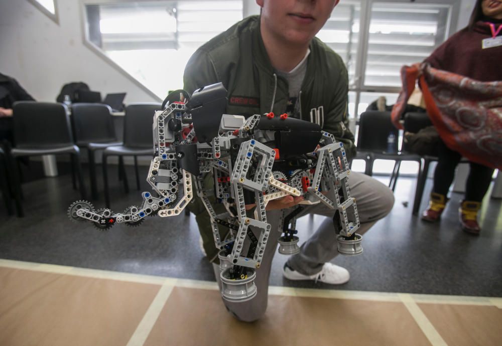 70 alumnos de institutos de Torrellano, Toulouse y Siena compiten con sus robots en la Universidad de Alicante dentro de un programa europeo