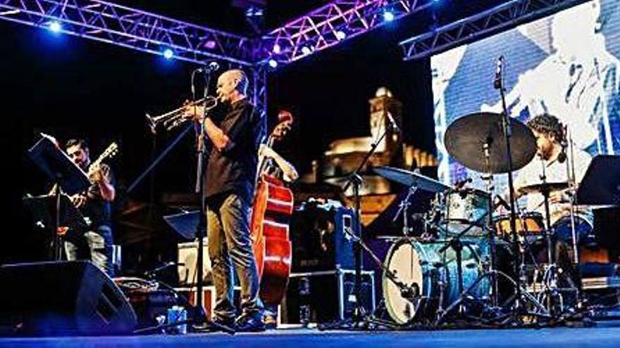 El cuarteto de Chris Kase cerró la noche y la trigesimosegunda edición del festival ibicenco en el baluarte de Santa Llúcia.