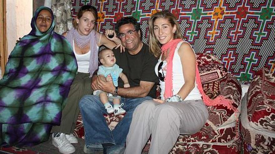 Enrique Ortiz en el campamento de refugiados saharauis de Tinduf junto a su hija Laura (a su derecha) y su sobrina Beatriz.