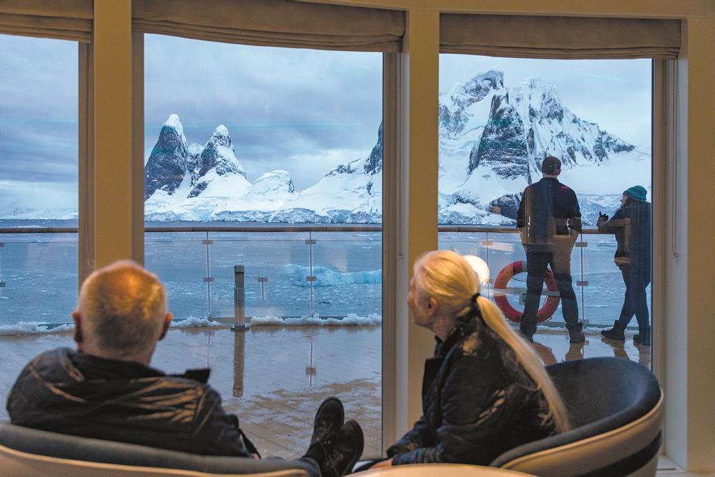 Turistas en el crucero Sylvia Earle frente al islote Goudier.