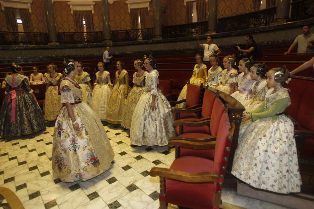 Las cortes de honor ensayan la proclamación de las falleras mayores