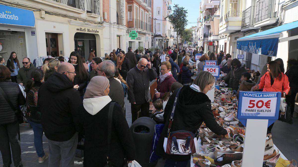 El ‘Montilla Market’ congregó ayer a un gran número de personas en las calles más céntricas de la localidad.