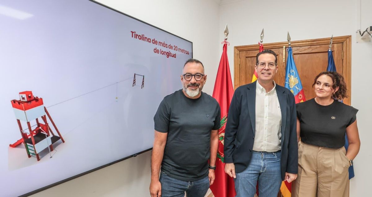 El concejal José Antonio Amat, a la izquierda, junto al alcalde de Elda, Rubén Alfaro, presentan la renovación del parque de la Nueva Fraternidad.