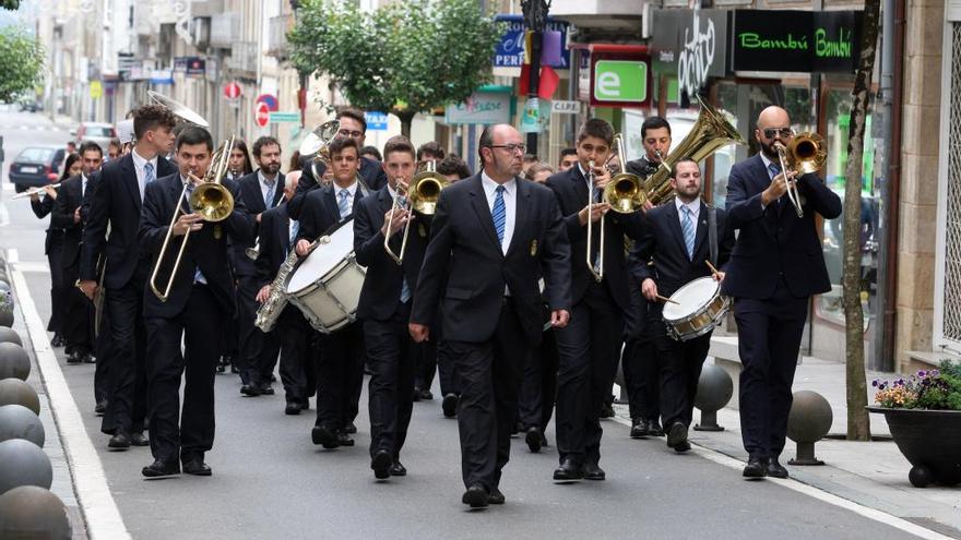 Pasacalles matutino de la Banda Municipal da Estrada, esta mañana, por las calles de la villa. // Bernabé / Cris M.V.