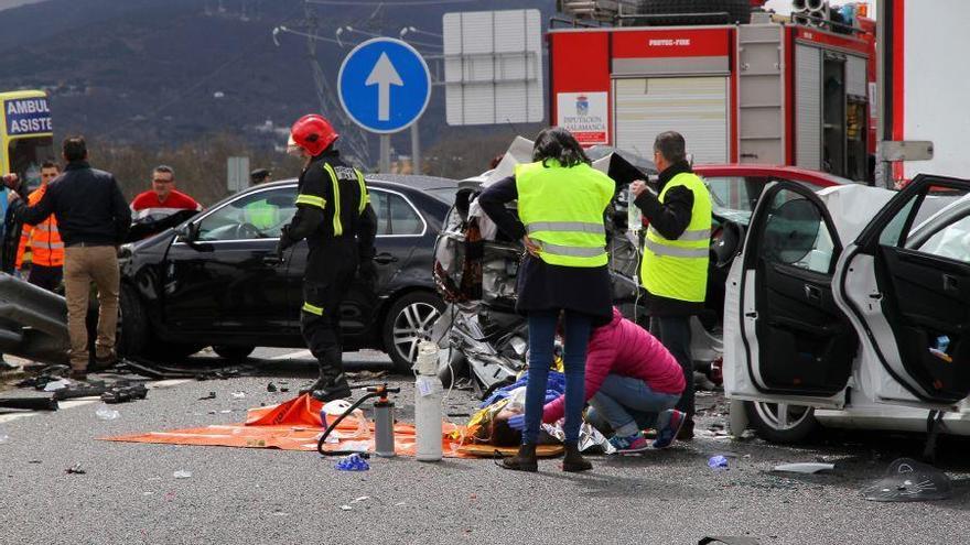 Sanitarios atienden a un herido en el lugar del accidente