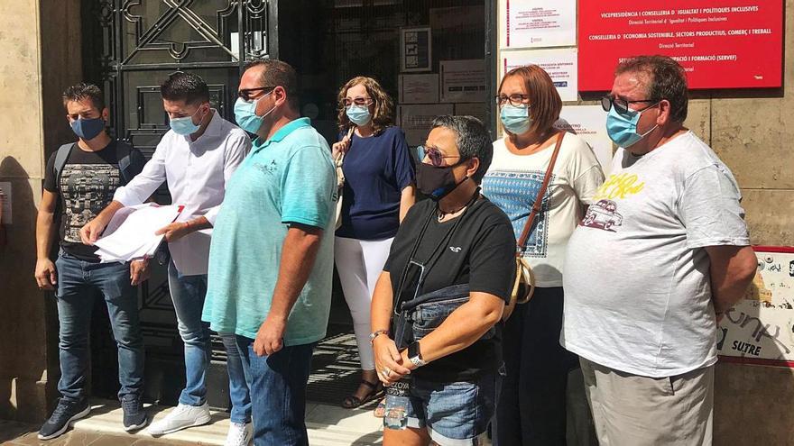 Familiares de los residentes del geriátrico DomusVi de Llíria se concentraron ayer ante la sede de la Conselleria de Igualdad.