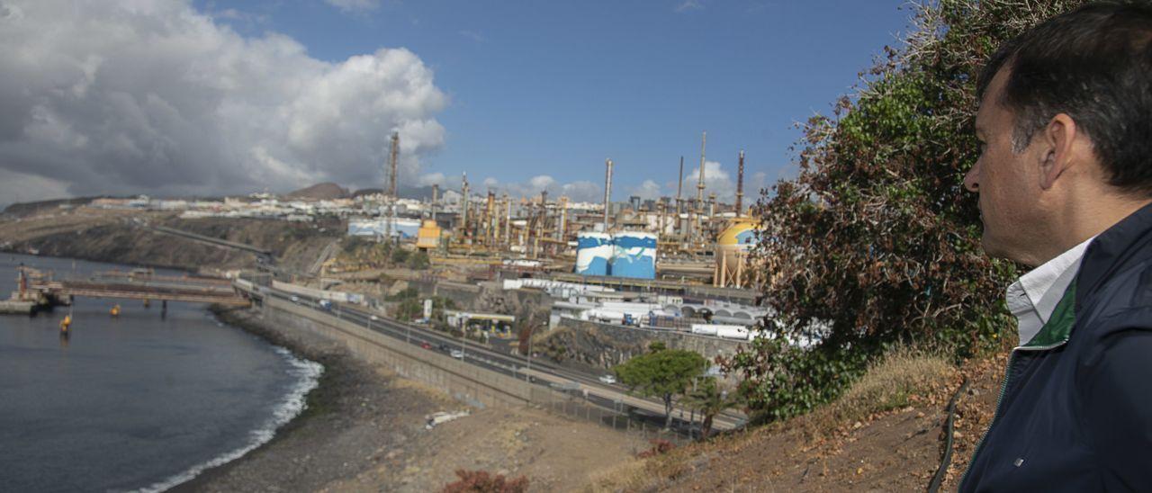 El alcalde de Santa Cruz observa los terrenos de la Refinería.