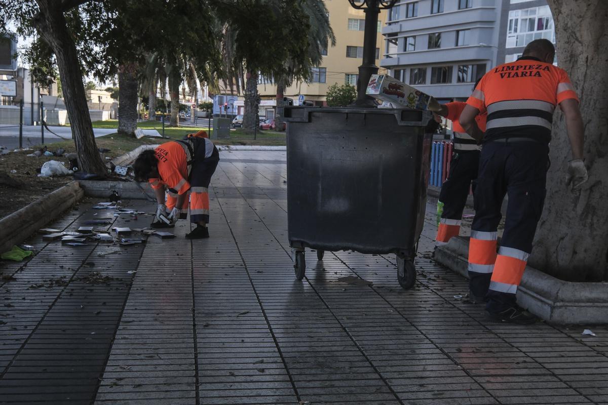 Personal del servicio de Limpieza Viaria en Las Palmas de Gran Canaria.