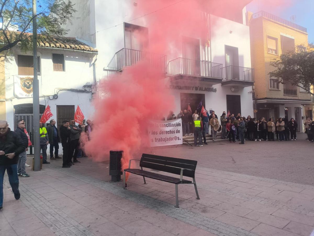 Las movilizaciones frente al Ayuntamiento de Alaquàs.