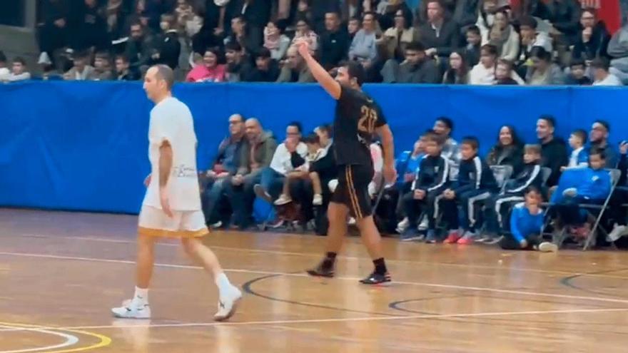 Deco vuelve a vestirse de corto ante la atenta mirada de Joan Laporta