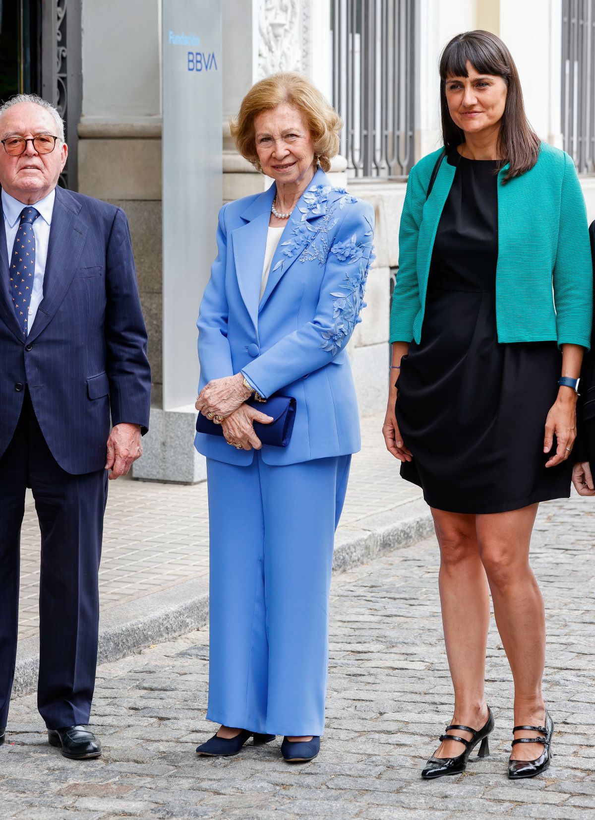 La reina Sofía repite traje azul con la ayuda del diseñador Alejandro de Miguel