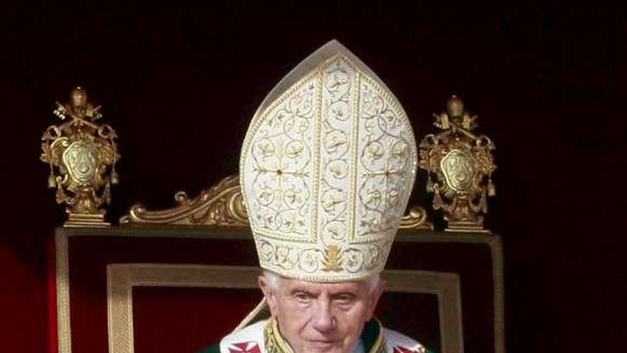 Benedicto XVI, durante una misa en la plaza de San Pedro. / s. zucchi