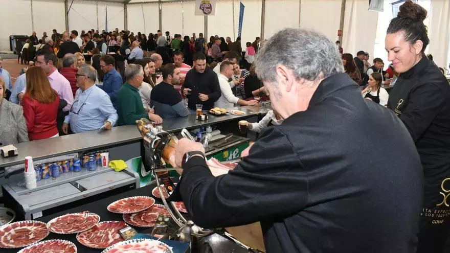 Miles de asistentes disfrutan del sabor del jamón de Los Pedroches