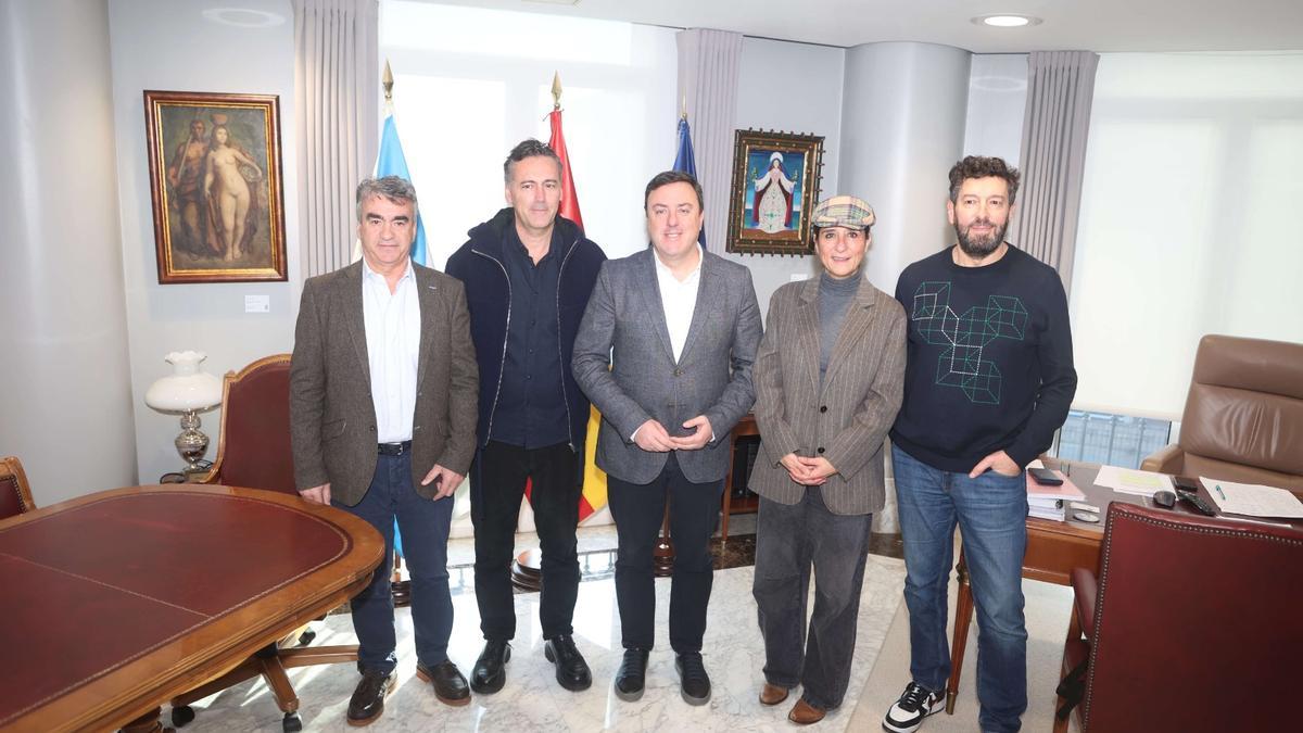 Valentín González Formoso, presidente da Diputación da Coruña, con los representantes del Cluster Audiovisual Galego