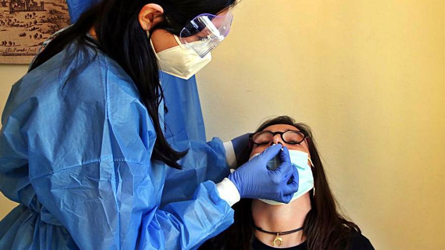 Una noia se sotmet a un test d’antígens | ACN