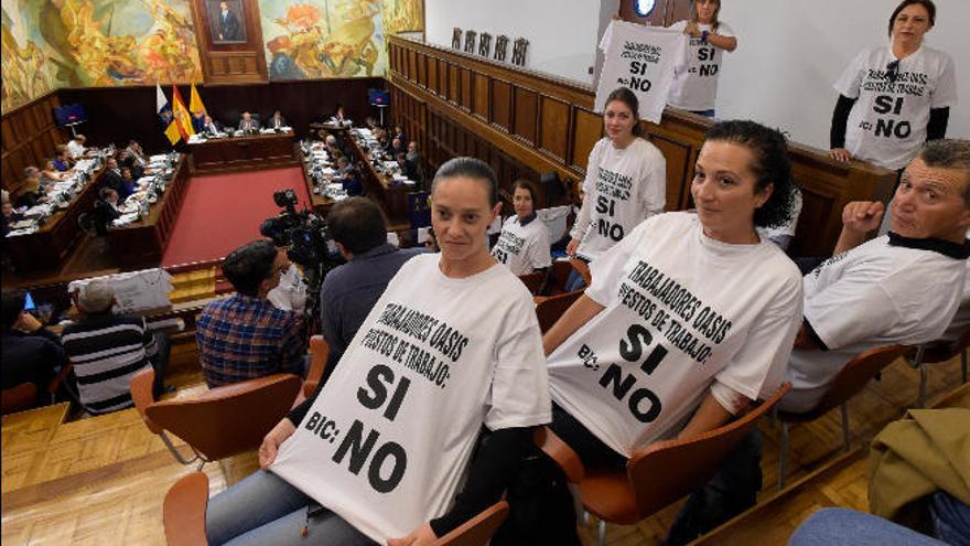 Un grupo de trabajadores realiza una protesta en el Pleno del Cabildo.