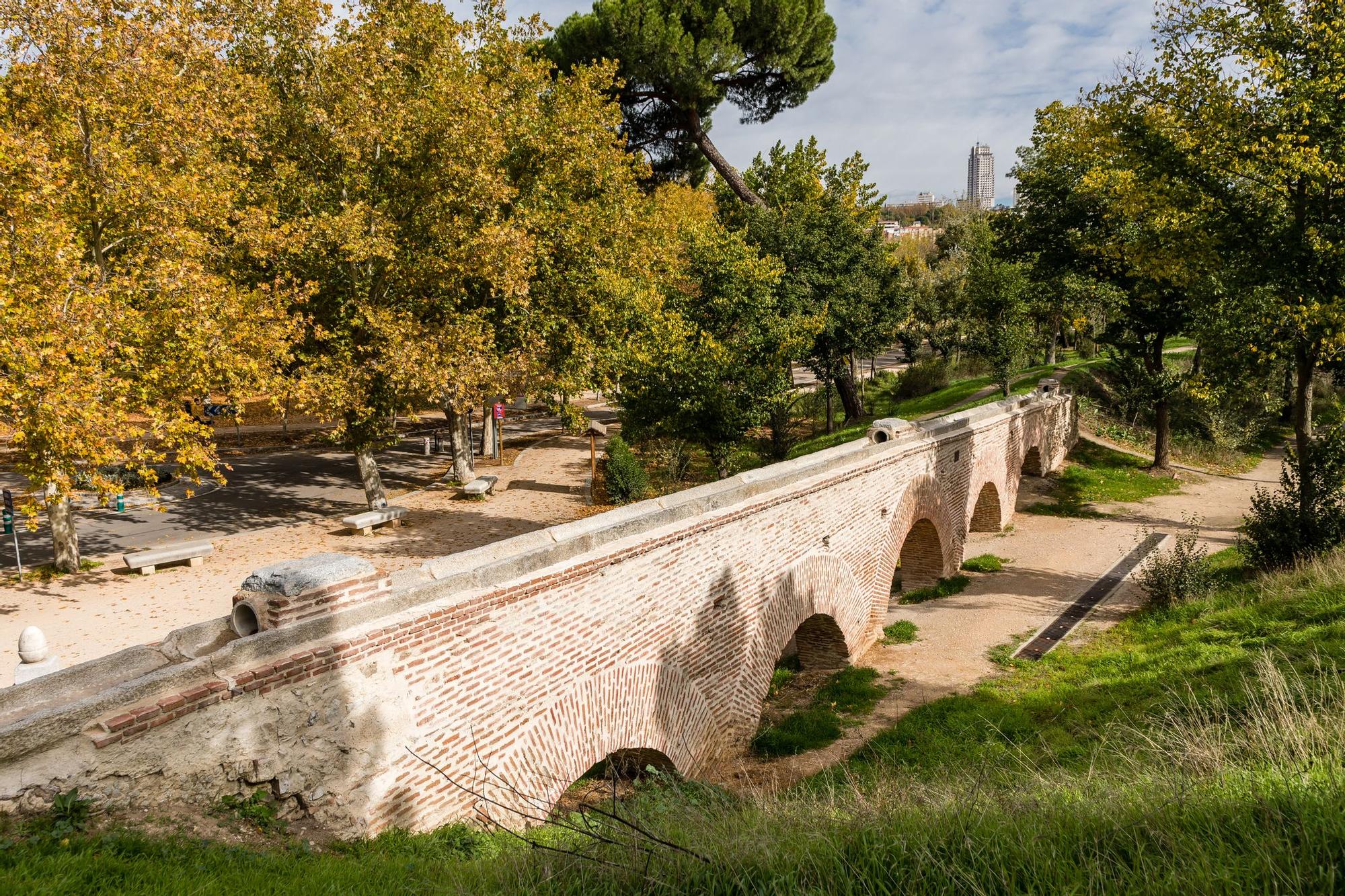 La hsitoria de este inmenso parque comienza con un palacete de una familia adinerada en la ribera del río Manzanares