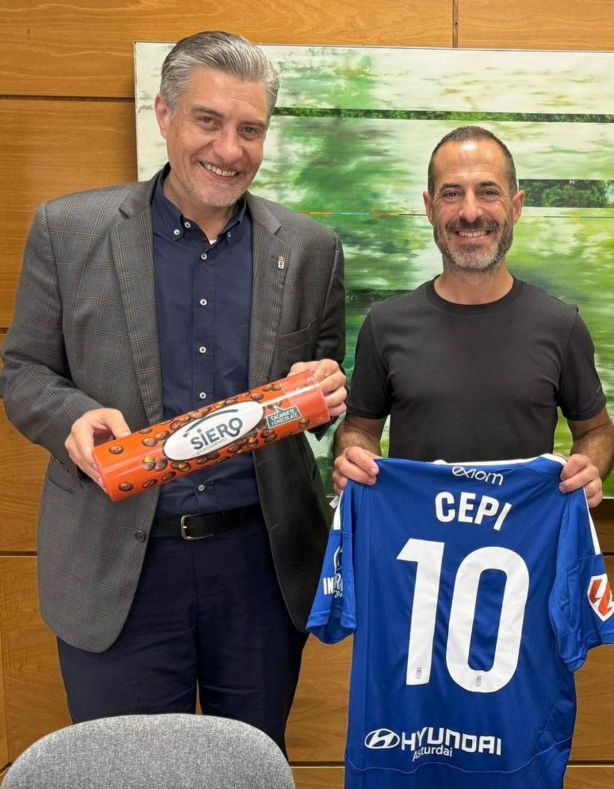 Martín Peláez, junto a Ángel García, «Cepi», en agosto de 2024. | J. A.