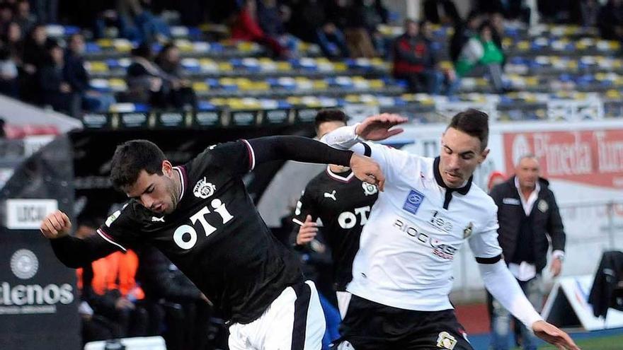 Comochu presiona a un jugador del Vitoria.