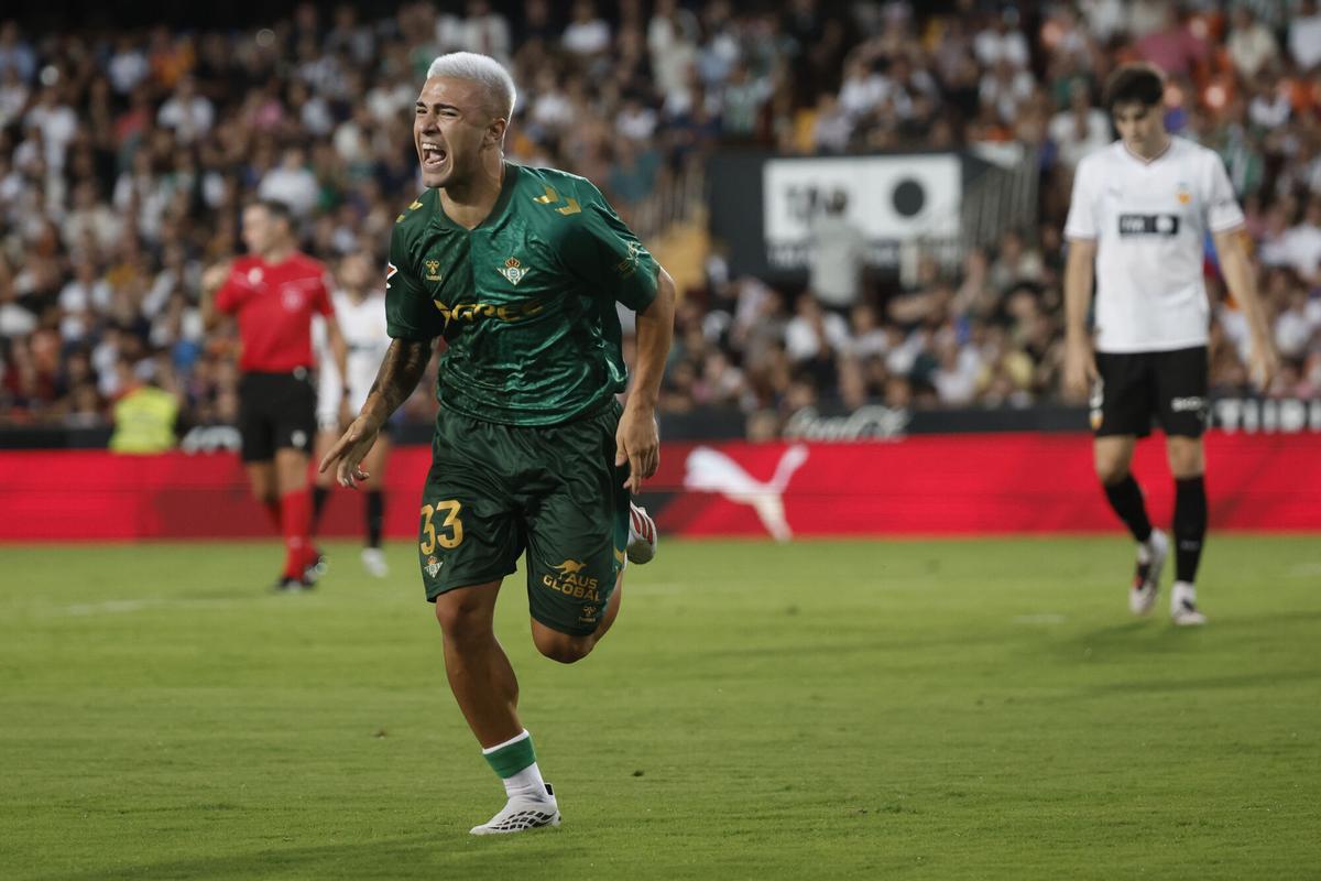 Pablo García celebra su primer gol en LaLiga para darle la victoria al Betis en Mestalla en el partido de la jornada 1 de LaLiga EA Sports