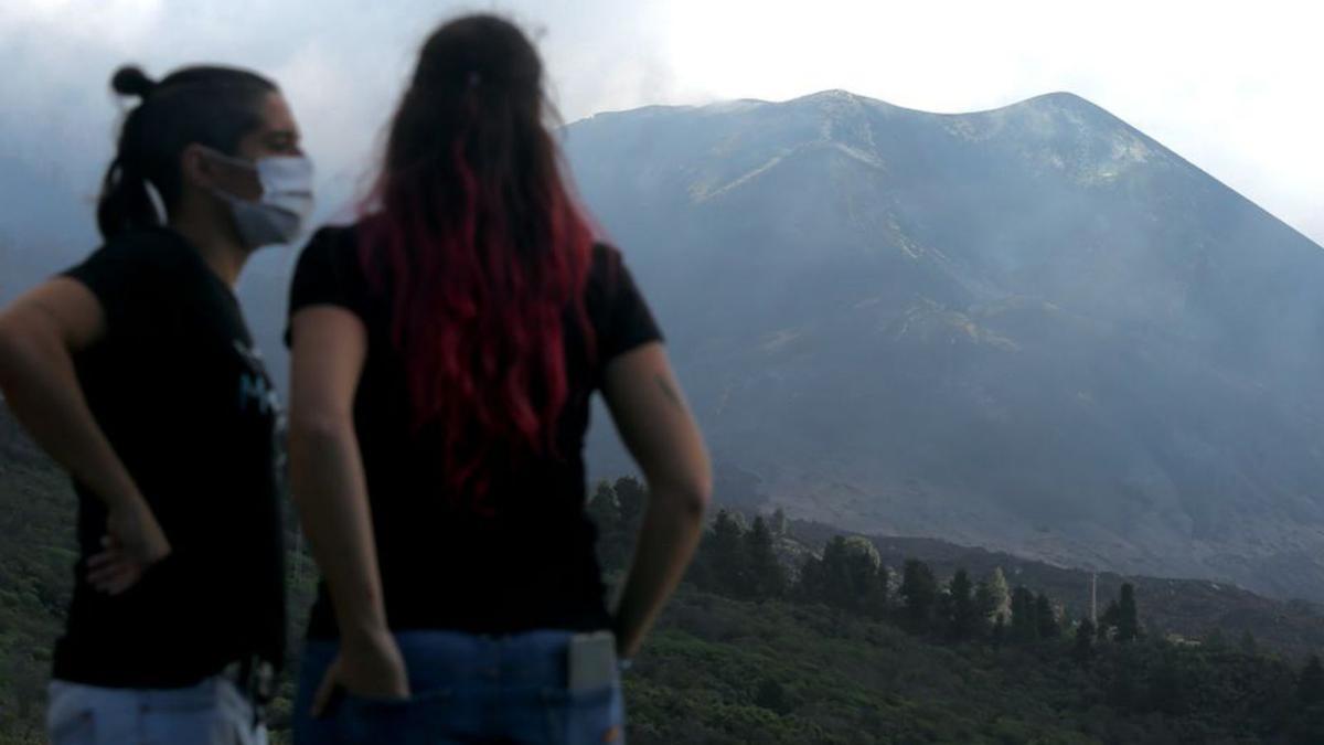 Dos mujeres observan el volcán de La Palma. |  // CÉZARO DE LUCA/EP