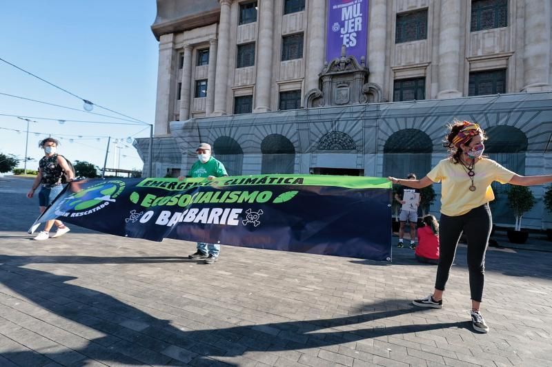 Concentración de Juventud por el Clima frente al Cabildo de Tenerife