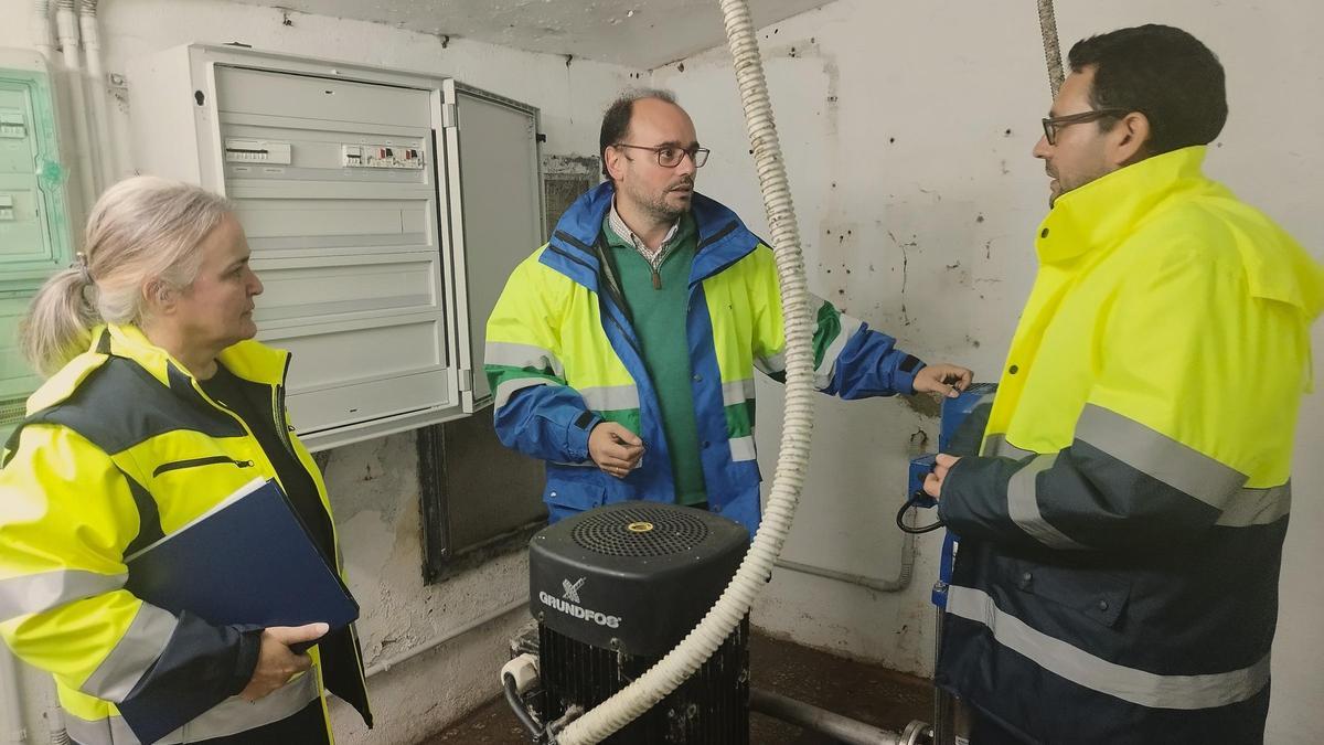 Por la izquierda, Eva María Pérez; Carlos Ramos, de la empresa adjudicataria del servicio municipal de agua, y Christian Merino, jefe del área municipal de Infraestructuras, en la caseta de bombeo de Ferroñes.