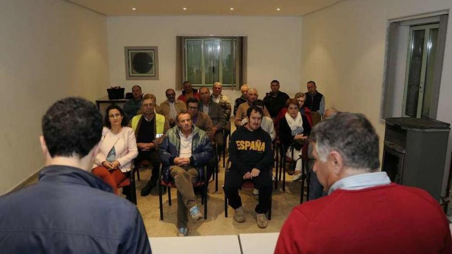 El encuentro con los vecinos tuvo lugar en el local social de la parroquia. // Bernabé/Javier Lalín