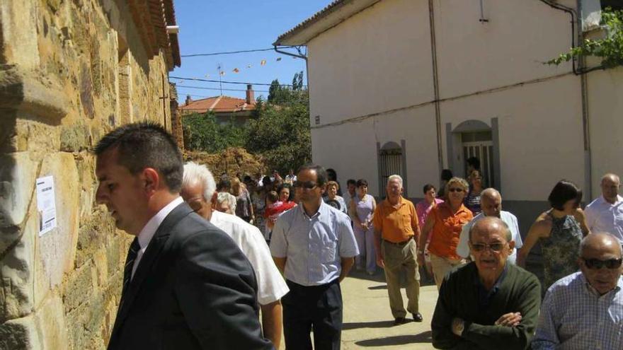 Los vecinos de Villaferrueña y el alcalde se dirigen a la iglesia en un pasada festividad religiosa.