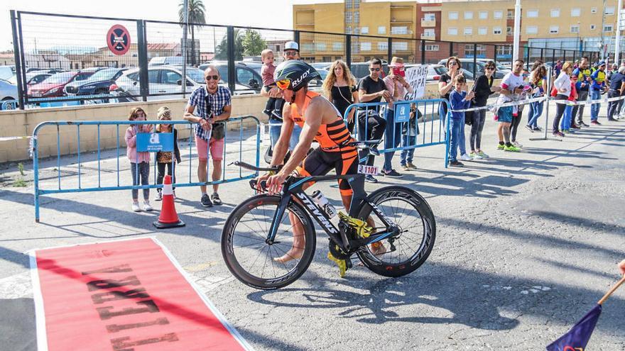 Gustavo Rodríguez y Anna Noguera ganan el Triatlón de Orihuela