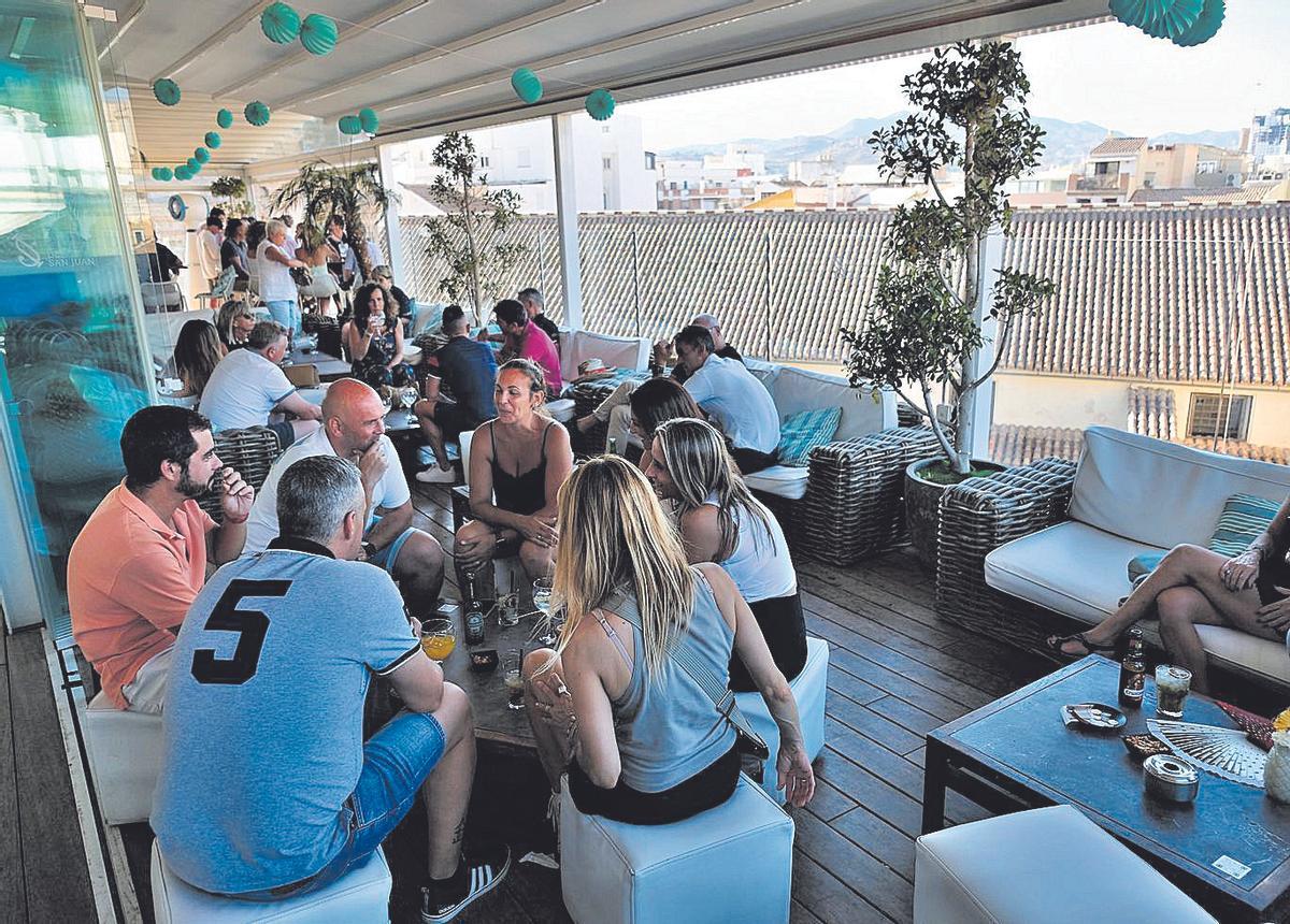 Terraza en un nuevo edificio turístico abierto en la calle Granada.