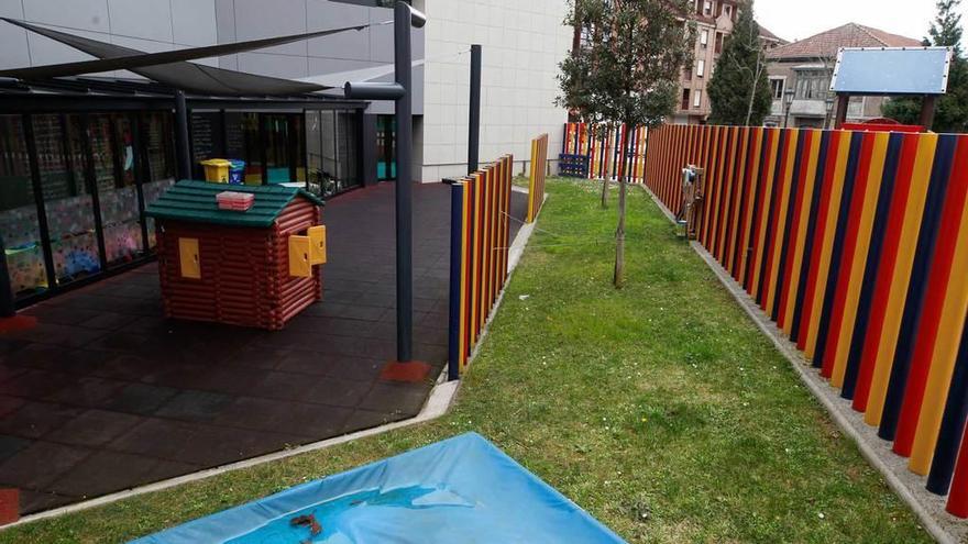 Patio de la escuela infantil municipal de Colloto, donde aparecieron vómitos de gato.