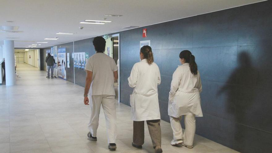 Galicia es la quinta comunidad con menos médicos en activo pese a su envejecimiento poblacional