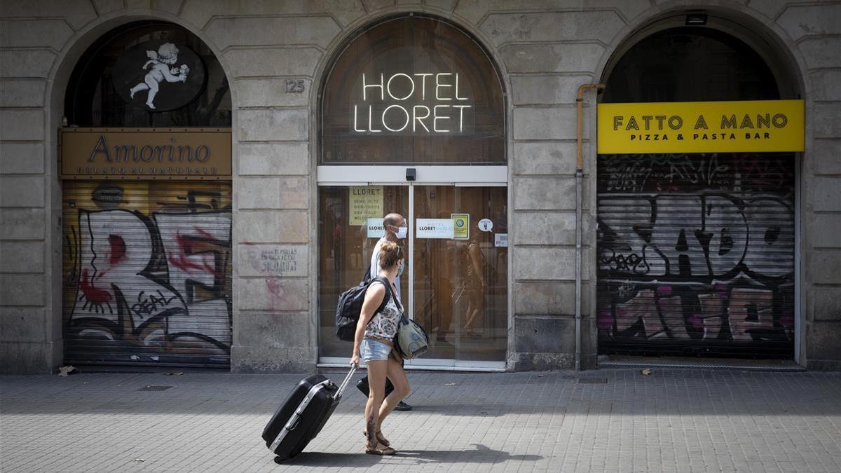 Barcelona 03 09 2020 Crisis turismo Barcelona sin turistas por el coronavirus Covid-19 En la foto Hotel Lloret y comercios cerrados en la rambla  Foto Ferran Nadeu