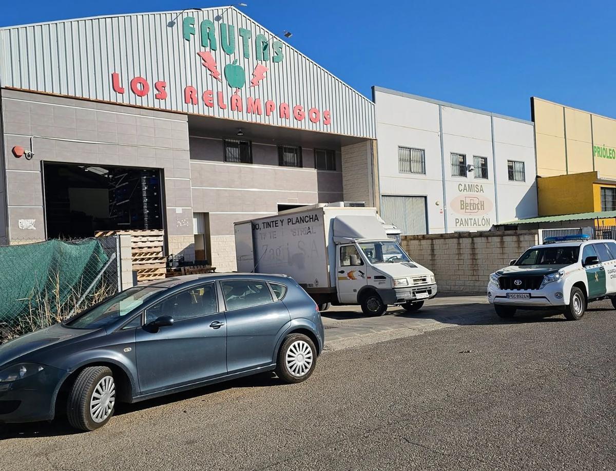 Exterior del almacén de frutas aasaltado por los ladrones este miércoles en Priego de Córdoba.