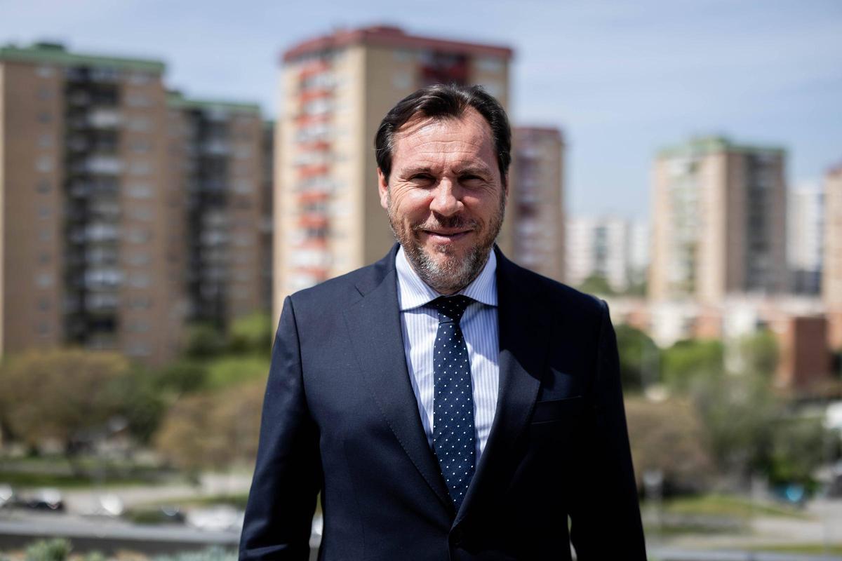 Ulaştırma ve Sürdürülebilir Hareketlilik Bakanı Óscar Puente, röportajın ardından L'Hospitalet'teki EL PERIÓDICO genel merkezinin çatısında.
