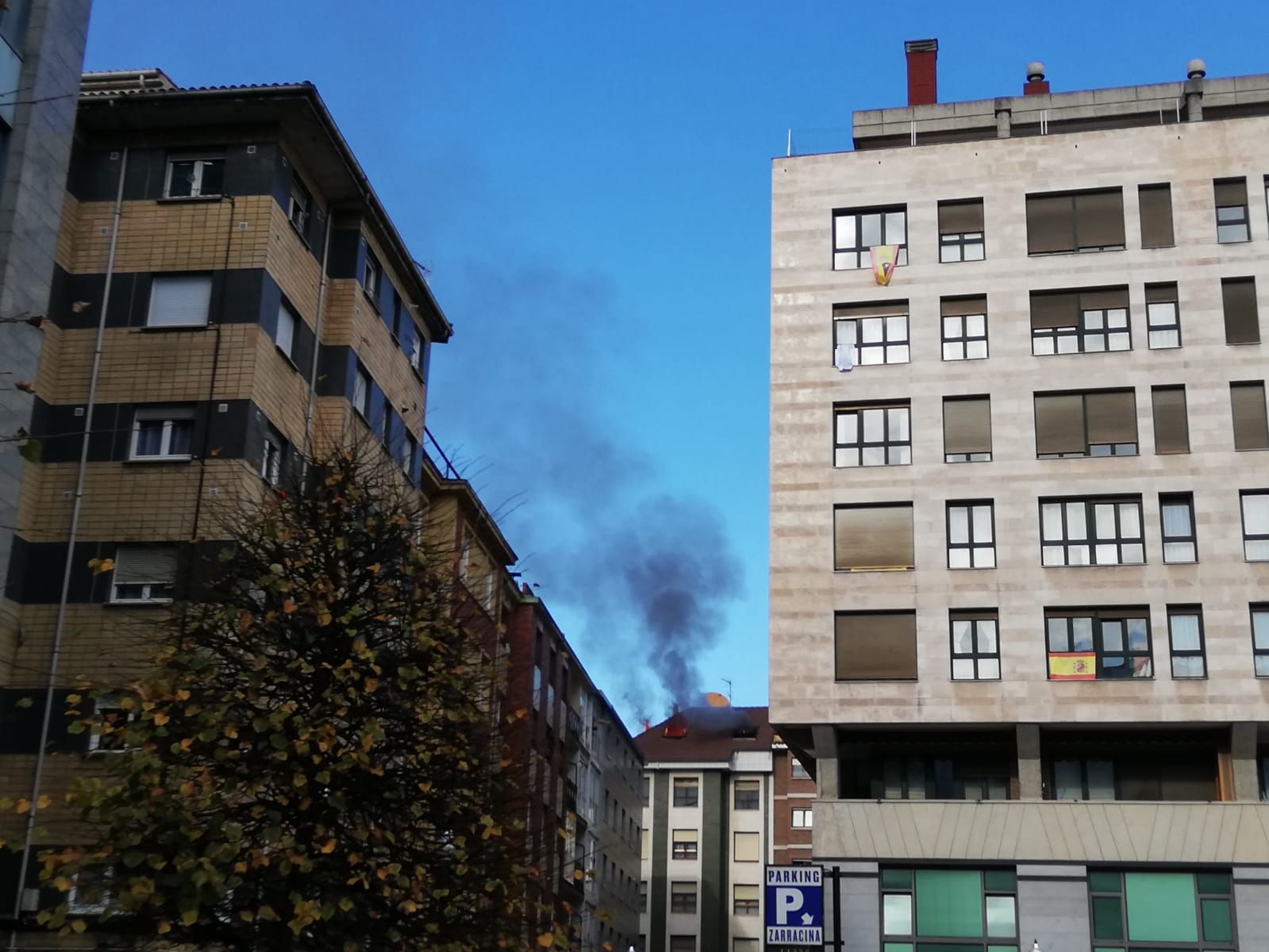 Espectacular incendio de un ático en Gijón