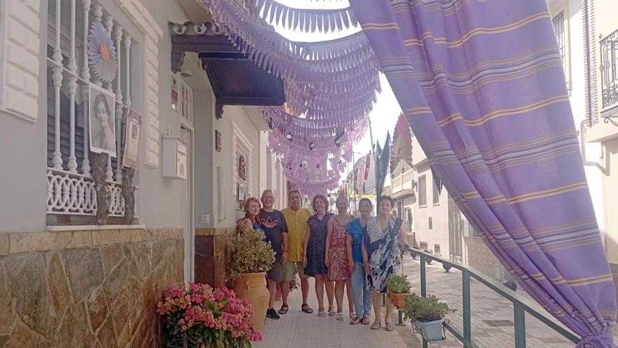 Antonio Arlandi con su mujer Carmen y vecinos de la calle Anita Adamuz ayer, lista para la Feria de Agosto