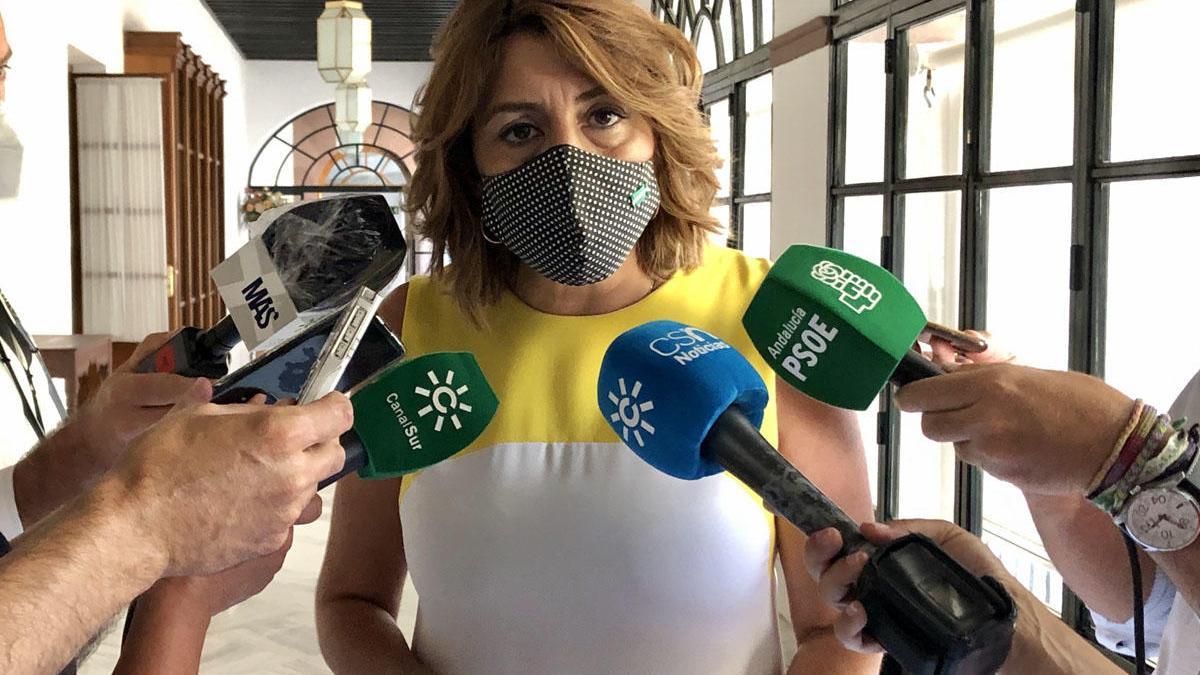 La secretaria general del PSOE-A, Susana Díaz, atiende a los medios en el Parlamento andaluz.
