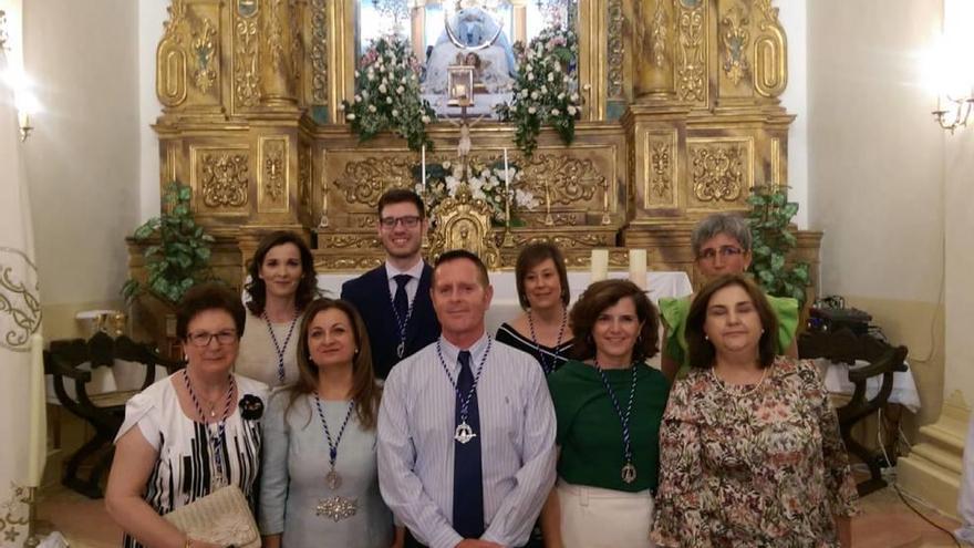 Vicente Cutillas, pregonero de las fiestas de Jumilla, junto a la directiva de la cofradía Virgen de la Asunción.