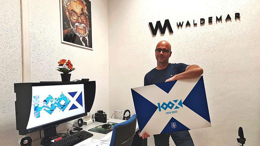 Lemanczyk posa en su lugar de trabajo con el logo del centenario del CD Tenerife.