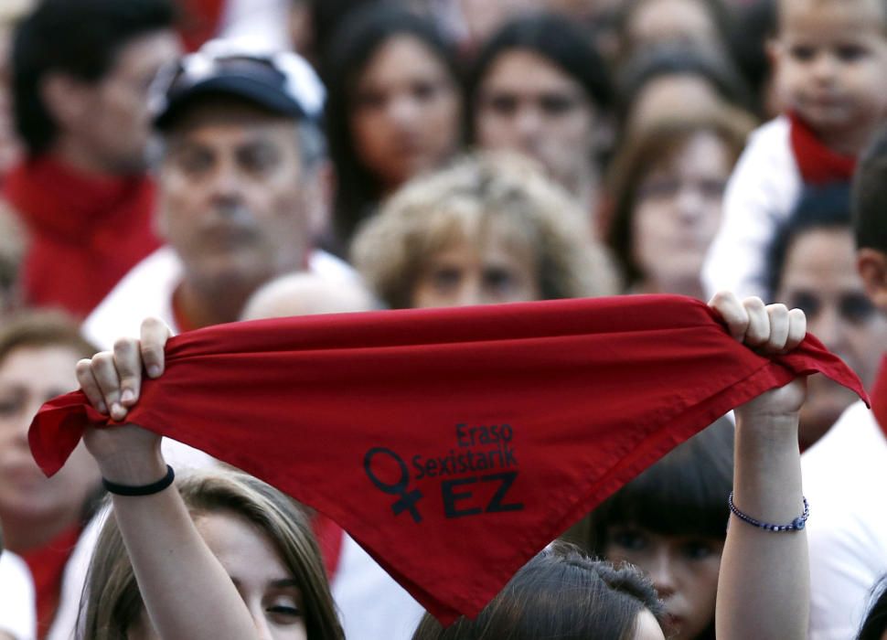 Miles de pamploneses han llenado este lunes la plaza del Castillo para expresar nuevamente su rechazo a las agresiones sexuales ocurridas en los Sanfermines.