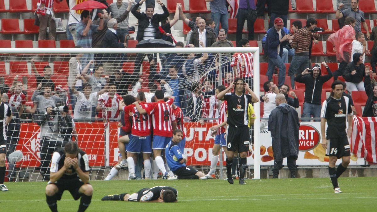 Els jugadors del Girona celebren el gol de Kiko Ratón mentre els del Múrcia es planyen, enfonsats
