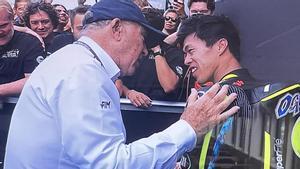 Carmelo Ezpeleta, máximo responsables del Mundial, felicita al japonés Ai Ogura (Aprilia) por su brillante triunfo de hoy en Assen.