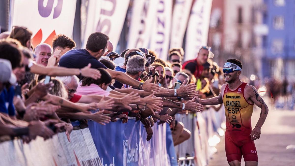 Roberto Sánchez Mantecón saluda al público congregado en la meta de Tarragona entrando en la tercera posición.